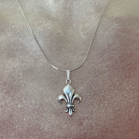 Sterling Silver Fleur-de-lis Pendant & Chain - Picture 3 of 16